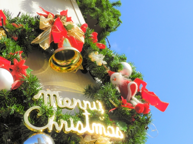 クリスマスリースを玄関に飾るのはいつからいつまで 海外では 宗教的な意味は ハッピーはっく