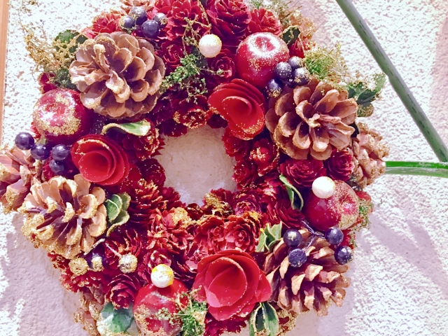 クリスマスリースの意味と由来は 材料と色の意味と由来込められた願いは 桃花の暮らし手帖